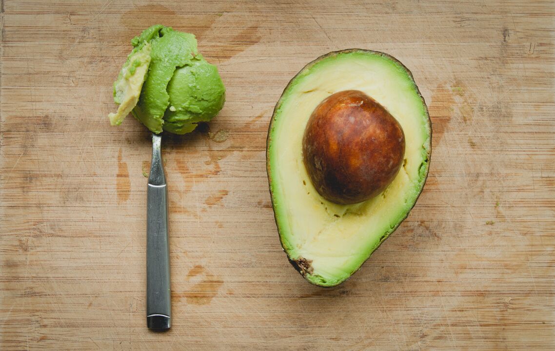 Avokado er inkludert i menyen til keto-dietten på grunn av deres høye innhold av vegetabilsk fett og protein. 
