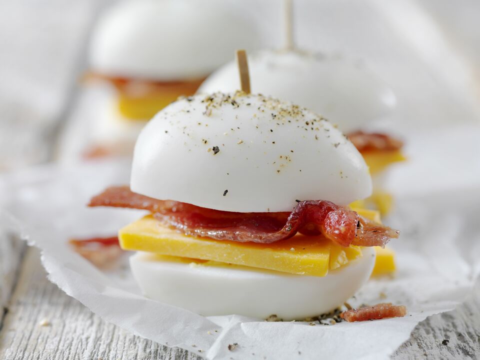Egg med ost og bacon - en solid matbit i kostholdet til en ketogen diett