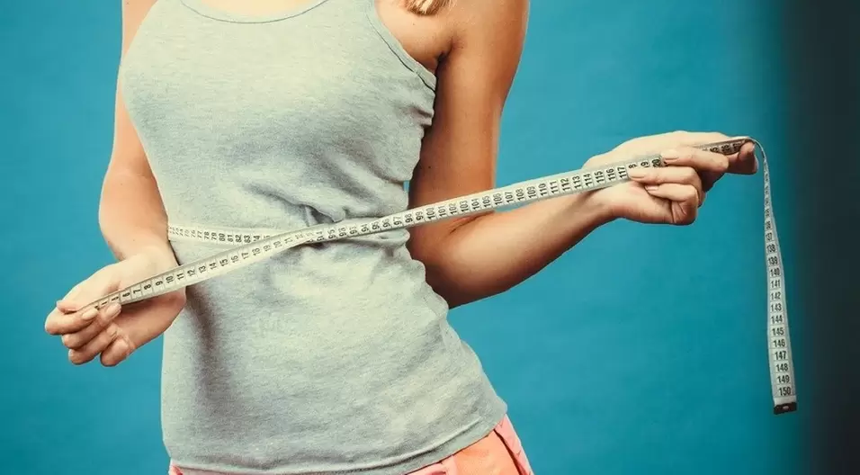 Slank jente fikser resultatene av å gå ned i vekt på en uke